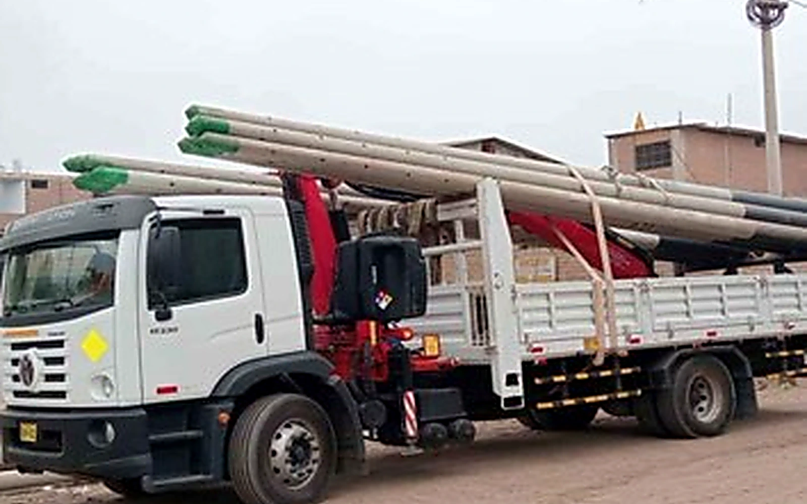 Camión con brazo elevador utilizado en trabajos eléctricos