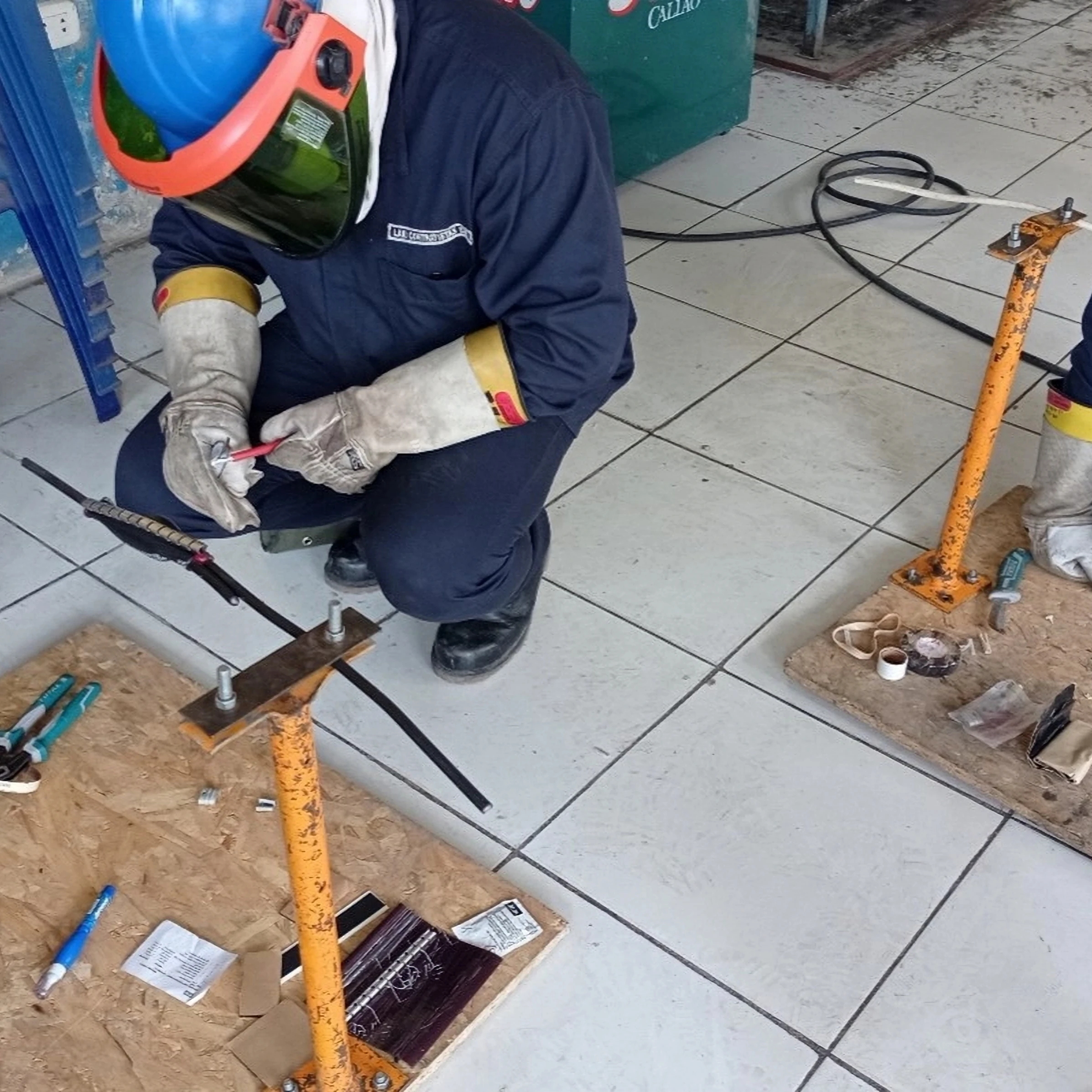Capacitación práctica en empalmes eléctricos con equipos de protección